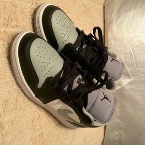 Jordan 1 Low Grey Toe Youth
“Shadows Toe”